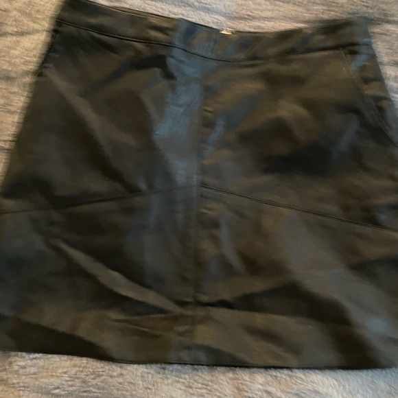 Lulu's Harley Black Vegan Leather Mini Skirt size L - Picture 5 of 9